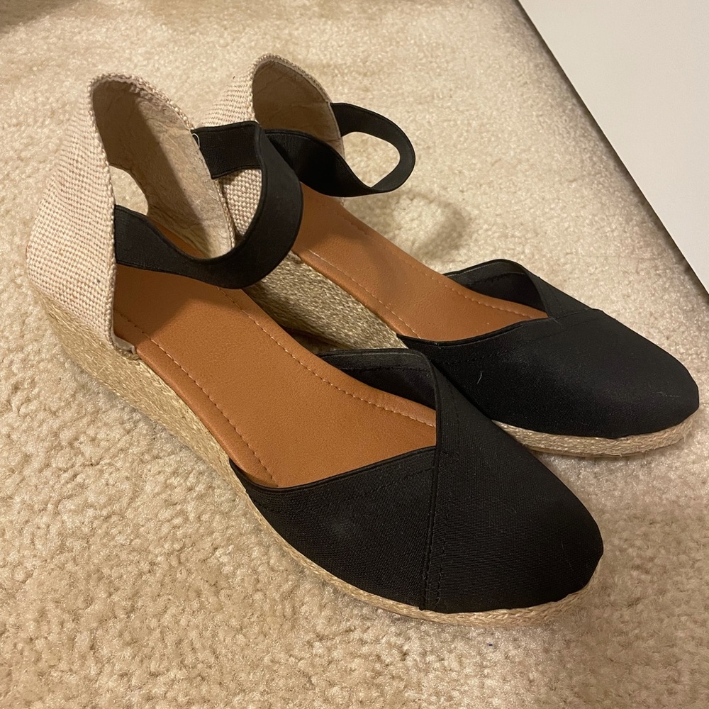 Black wedges